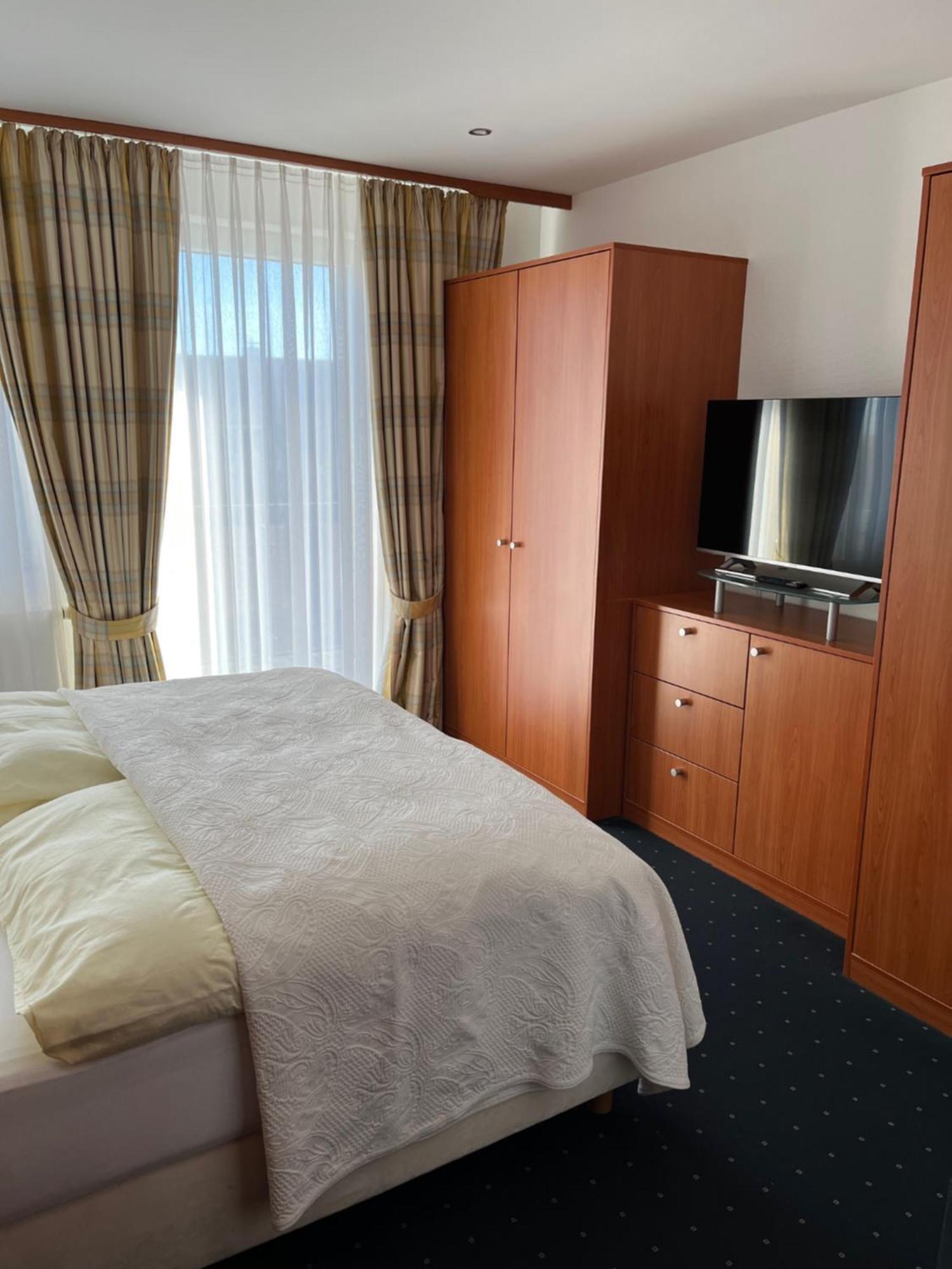 Haus Koebesine Hotel Джуист Екстериор снимка