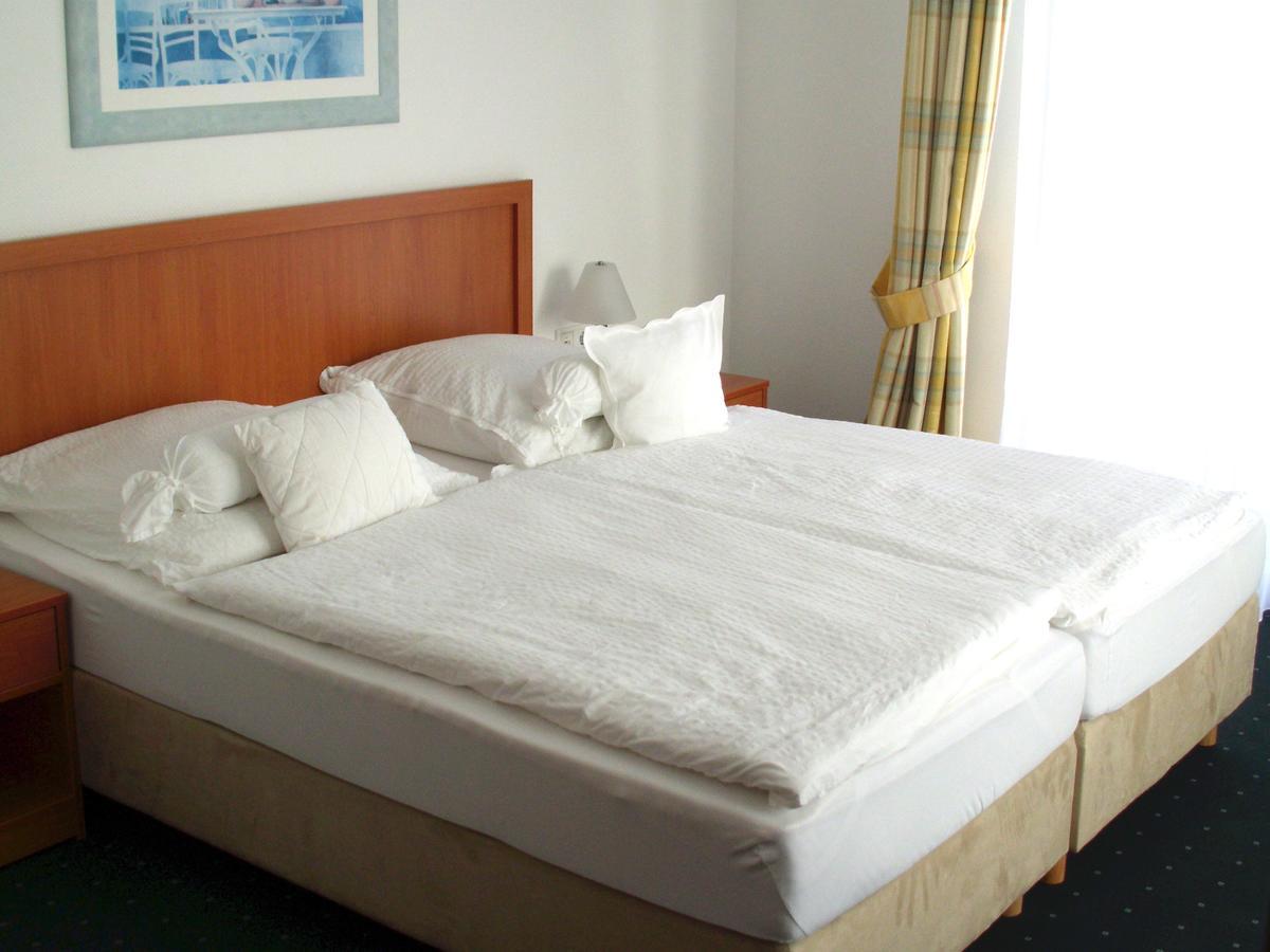 Haus Koebesine Hotel Джуист Екстериор снимка